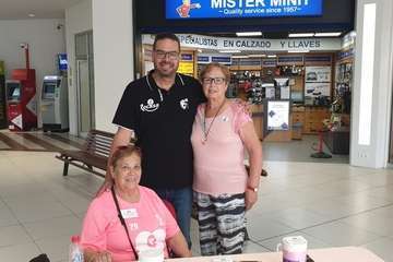  Punto de cuestación sobre el cáncer de mama en Alcampo Telde (Foto TA)