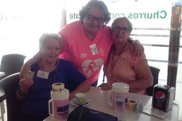  Punto de cuestación sobre el cáncer de mama en Alcampo Telde (Foto TA)