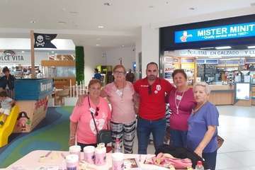  Punto de cuestación sobre el cáncer de mama en Alcampo Telde (Foto TA)