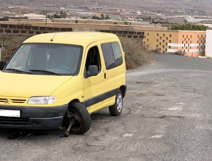 Imagen del siniestro acaecido este viernes en la Cruz de Jerez (Foto TA)