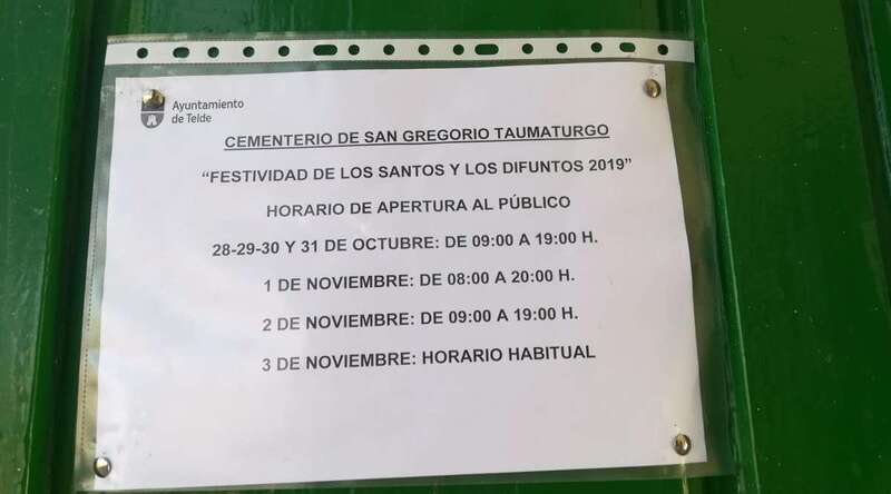 Cartel indicando el horario de apertura de los cementerios en esta semana (Foto TA)