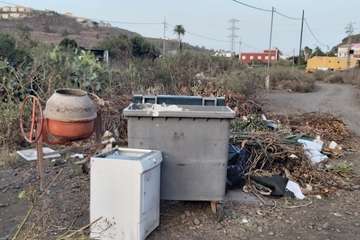 La acumulación de residuos en el Barranco del Tundidor desespera a sus vecinos (Foto TA)