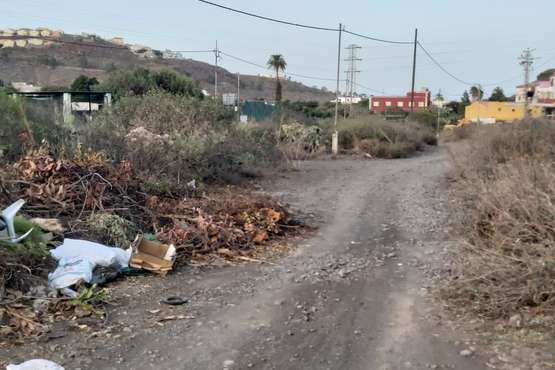 La acumulación de residuos en el Barranco del Tundidor desespera a sus vecinos (Foto TA)