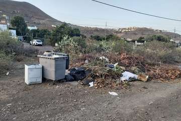 La acumulación de residuos en el Barranco del Tundidor desespera a sus vecinos (Foto TA)