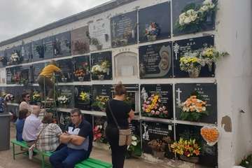  Telde cumple con la tradición de llevar flores a sus difuntos (Foto TA)