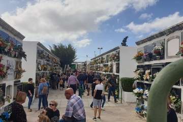  Telde cumple con la tradición de llevar flores a sus difuntos (Foto TA)