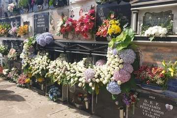  Telde cumple con la tradición de llevar flores a sus difuntos (Foto TA)