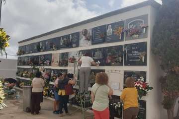 Telde cumple con la tradición de llevar flores a sus difuntos (Foto TA)