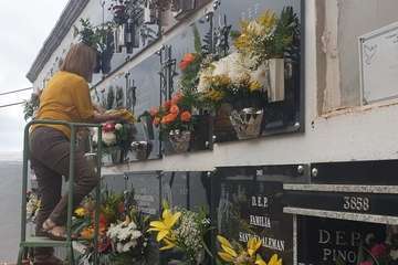  Telde cumple con la tradición de llevar flores a sus difuntos (Foto TA)