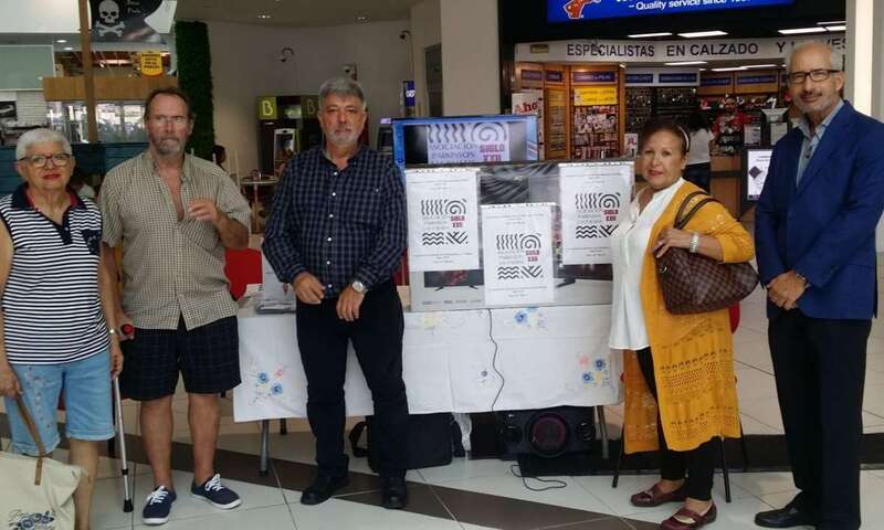 Miembros del colectivo en el puesto instalado en Alcampo (Foto TA)