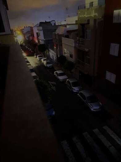 Calle de Juan Ismael en El Ejido, a oscuras al anochecer (Foto TA)