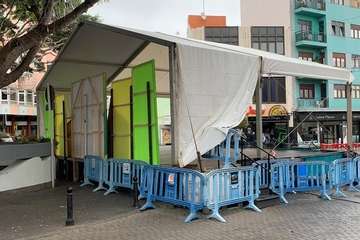 El escenario bloquea el tránsito de vehículo por la única calle abierta al tráfico en la zona (Foto TA)