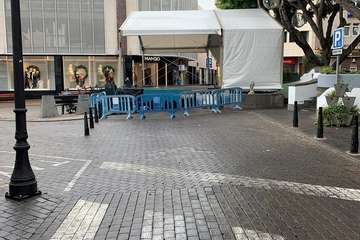 El escenario bloquea el tránsito de vehículo por la única calle abierta al tráfico en la zona (Foto TA)