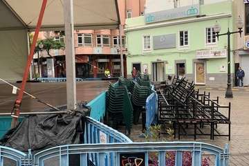 El escenario bloquea el tránsito de vehículo por la única calle abierta al tráfico en la zona (Foto TA)