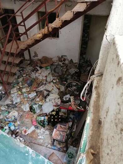La basura se acumula en la vivienda (Foto TA)