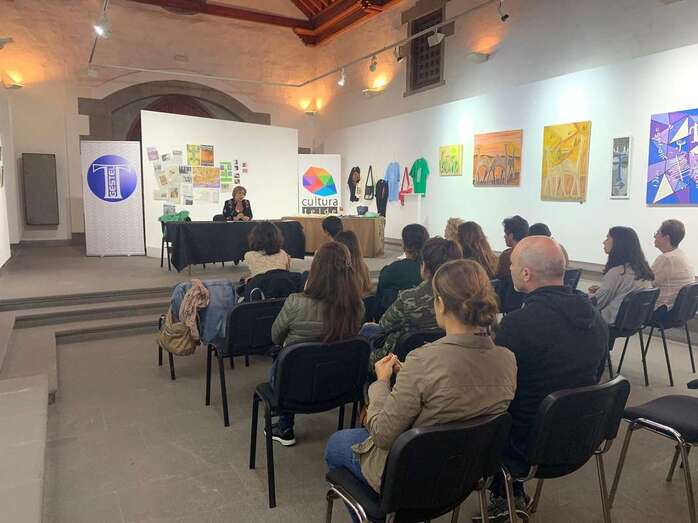 Momento de la charla (Foto TA)