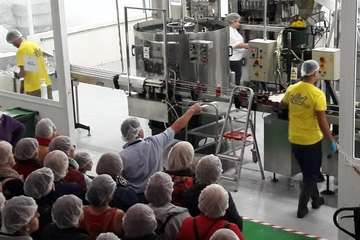 Visita a la fábrica de refrescos Nik y al museo etnográfico de Antonio El virula (Foto TA)