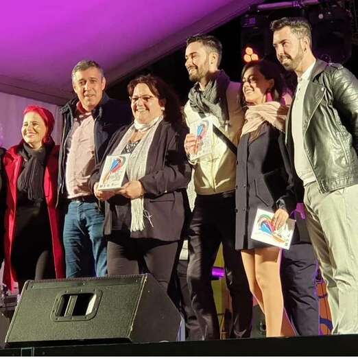 Los ganadores con el concejal de Festejos, en el escenario tras la entrega de premos (Foto TA)
