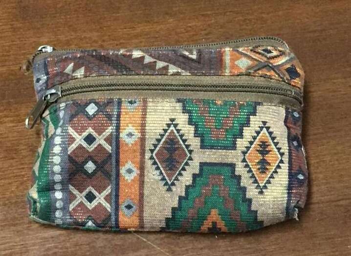 Monedero hallado con 381,19 euros en su interior (Foto TA)