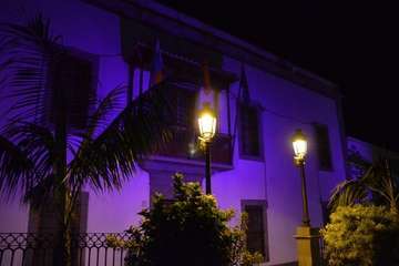Iluminación especial del Ayuntamiento y Monumento a las Víctimas de la Intolerancia por el 25N (Foto TA)
