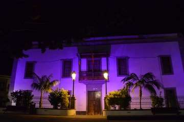 Iluminación especial del Ayuntamiento y Monumento a las Víctimas de la Intolerancia por el 25N (Foto TA)