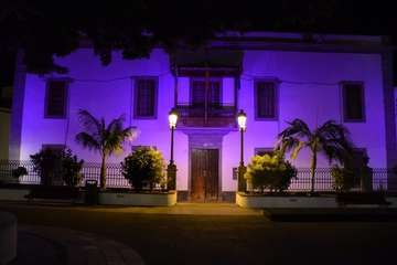 Iluminación especial del Ayuntamiento y Monumento a las Víctimas de la Intolerancia por el 25N (Foto TA)