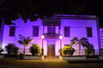 Iluminación especial del Ayuntamiento y Monumento a las Víctimas de la Intolerancia por el 25N (Foto TA)