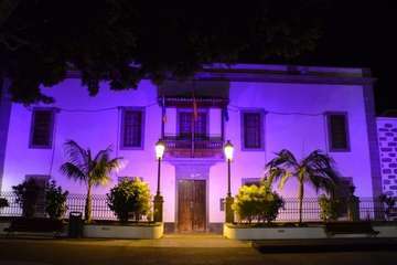 Iluminación especial del Ayuntamiento y Monumento a las Víctimas de la Intolerancia por el 25N (Foto TA)