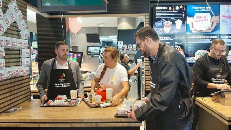 El alcalde Héctor Suárez y Diego Ojeda, en el restaurante Mc Donald