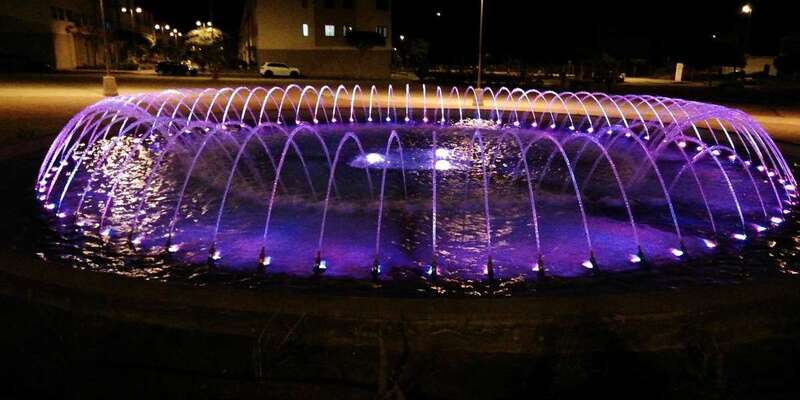 Fuente de La Vega iluminada de color violeta (Foto TA)