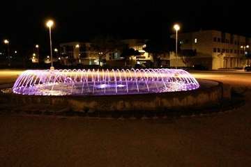 La fuente de La Vega se adhiere a la lucha contra la violencia machista iluminándose de violeta (Foto TA)