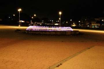 La fuente de La Vega se adhiere a la lucha contra la violencia machista iluminándose de violeta (Foto TA)