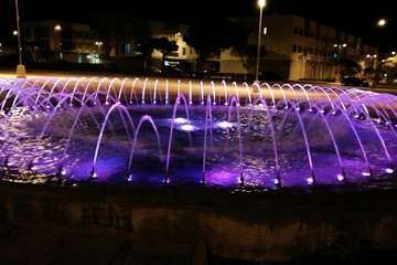 La fuente de La Vega se adhiere a la lucha contra la violencia machista iluminándose de violeta (Foto TA)