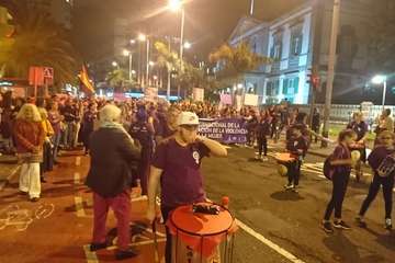 Protesta en la capital contra la violencia machista con presencias de muchos teldenses  (Foto Antonio Alí y TA)