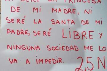 Protesta en la capital contra la violencia machista con presencias de muchos teldenses  (Foto Antonio Alí y TA)