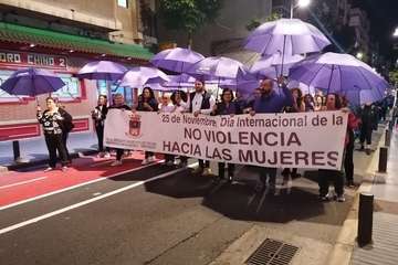 Protesta en la capital contra la violencia machista con presencias de muchos teldenses  (Foto Antonio Alí y TA)