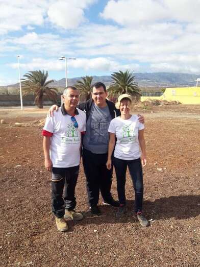 El dirigente vecinal Leo Hernández entre los ediles Álvaro Monzón y Auri Saavedra, el pasado domingo en la plantación en Costas Jardín (Foto TA)