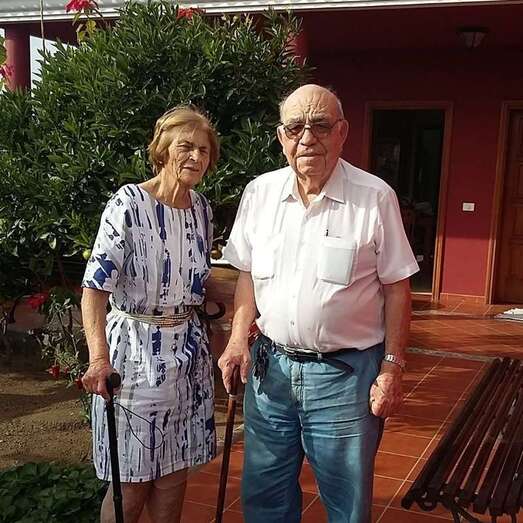 Pino Hernández y su marido, en una foto reciente (Foto TA)