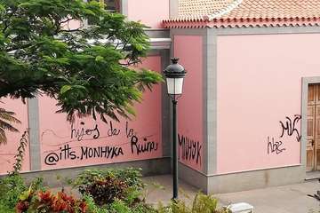 Grafiteros pintarrajean las paredes de la Biblioteca de Arnao (Foto TA)