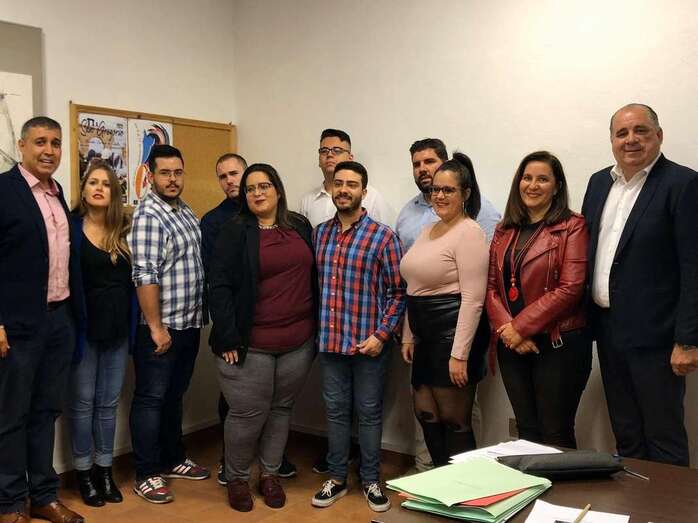 Jóvenes del grupo Mayantigo con concejales de Telde (Foto TA)