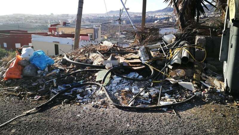 La basura y los escombros se acumulan en esta calle de Caserones (Foto TA)