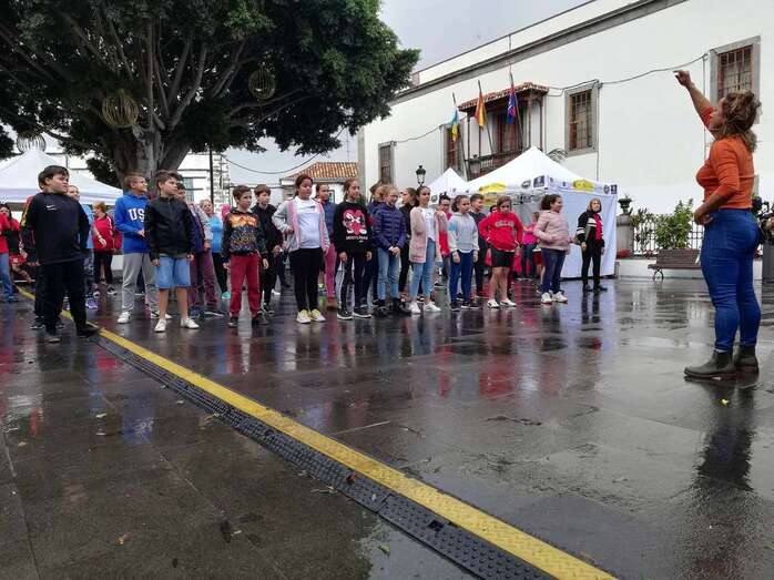 Un grupo de alumnos del colegio San Juan, participando en uno de los talleres del encuentro (Foto Acfi Press)