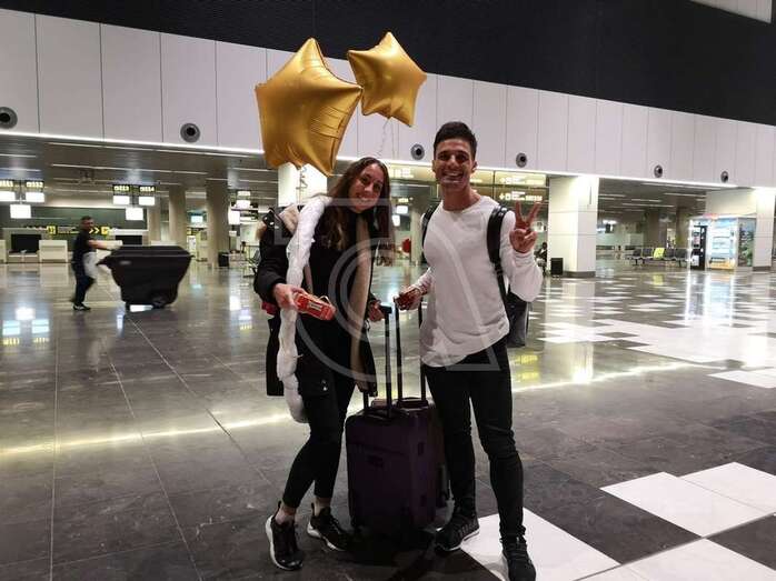 Levi y Estrella posan en el Aeropuerto de Gran Canaria para TELDEACTUALIDAD el pasado martes por la noche (Foto TA)