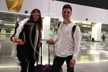 Levi y Estrella posan para TELDEACTUALIDAD a su llegada el pasado martes al Aeropuerto de Gran Canaria (Foto TA)