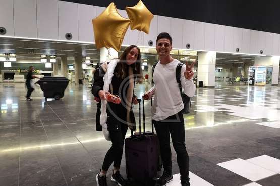 Levi y Estrella posan para TELDEACTUALIDAD a su llegada el pasado martes al Aeropuerto de Gran Canaria (Foto TA)