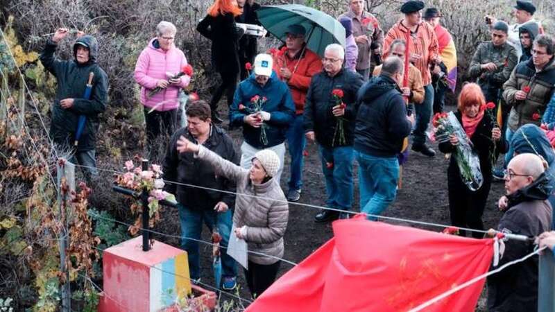 La sobrina de Domingo Valencia lanza una flor en su recuerdo (Foto C7)