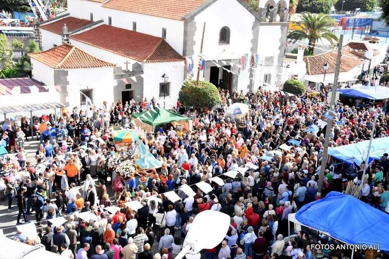 Vista de la procesión desde la azotea de una vivienda próxima al templo (Foto Antonio Alí)