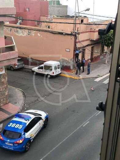 Los policias enganchando el cable (Foto TA)