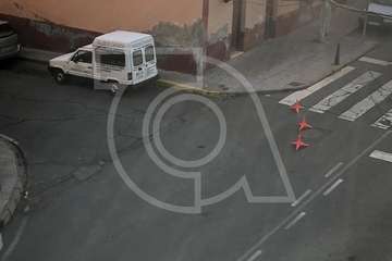 Agentes de la Policía Local ejercen de 'improvisados electricistas' (Foto TA)