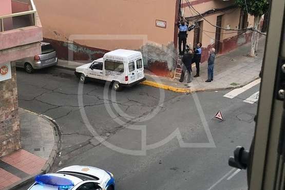 Agentes de la Policía Local ejercen de 'improvisados electricistas' (Foto TA)